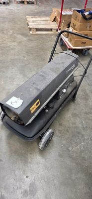 une machine posée sur le sol dans un entrepôt