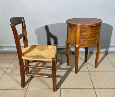 deux chaises et une table posées à même le sol dans une pièce