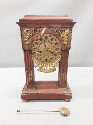 Pendule portique en marbre avec Apollon dans le cadran en br…