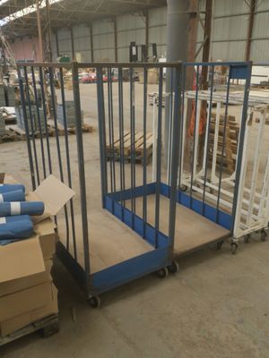 un chariot qui se trouve au milieu d'un entrepôt