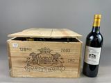 une caisse en bois contenant une bouteille de vin et une bouteille de vin