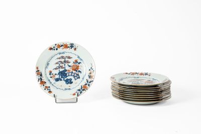 un grand nombre d'assiettes posées sur une table