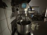 une photo d'une cuisine avec un grand saladier rempli de nourriture