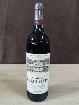 une bouteille de vin posée sur une table