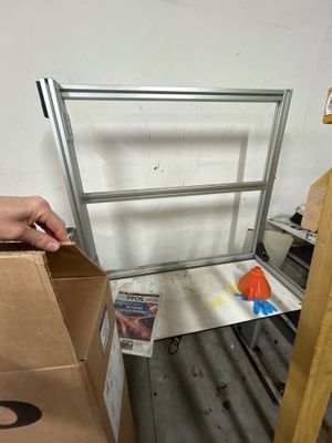 une personne qui met quelque chose dans une boîte