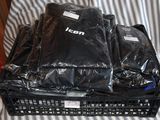 une pile de bagages posée sur une chaise