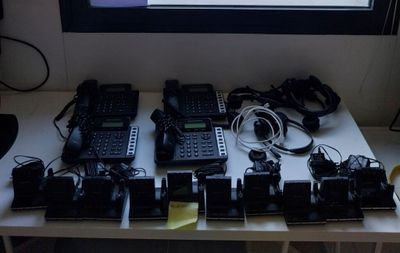 de nombreux modèles différents de téléphones portables posés sur une table blanche