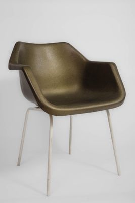 une image représentant une chaise marron sur fond blanc