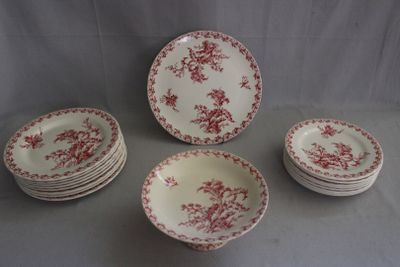 six assiettes plates rouges et blanches ornées de fleurs rouges