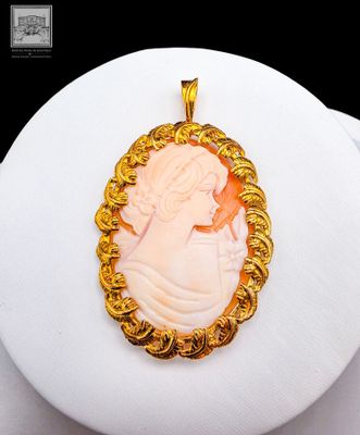 une image représentant une femme portant un collier en or