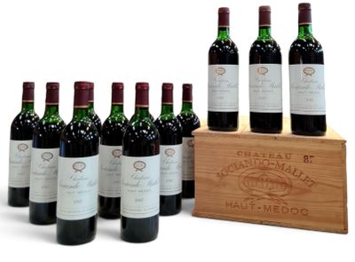 six bouteilles de vin rouge dans une caisse en bois sur fond blanc