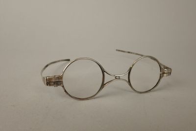 Des verres sont posés sur une table avec un fond blanc.