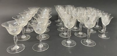 un grand nombre de verres à vin posés sur une table