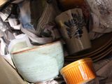 une boîte remplie d'assiettes et de tasses