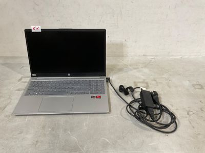 un ordinateur portable posé sur une table avec un chargeur