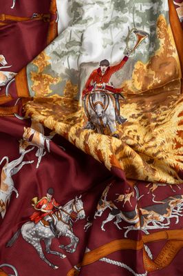 une image représentant un foulard en soie orné d'un cheval et d'un cavalier