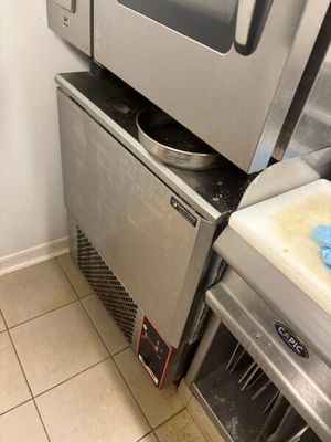 un micro-ondes et un lave-vaisselle dans une cuisine