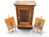 une petite armoire en bois ornée d'une peinture