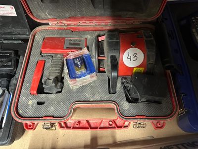 une mallette contenant des outils, posée sur une table