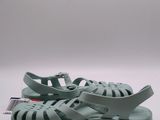 Les sandales pour enfants sont en plastique et ont une semelle en caoutchouc.