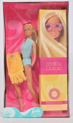 La poupée Barbie se trouve dans une boîte avec un sac à main jaune.