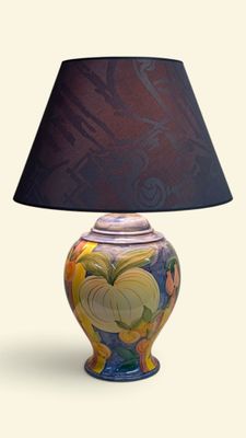 une lampe posée sur une table et munie d'un abat-jour