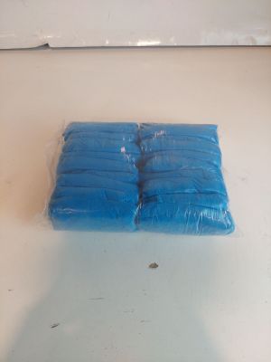 un morceau de plastique bleu posé sur un comptoir