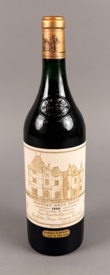 une bouteille de vin avec le dessin d'une maison en arrière-plan