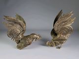 paire d'oiseaux anciens en métal argenté, les ailes déployées, sur fond blanc
