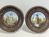 deux assiettes décoratives ornées d'une peinture représentant une femme et un enfant