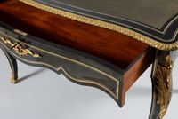 Bureau de forme galbée en bois noirci et marqueterie de file… (photo 3)
