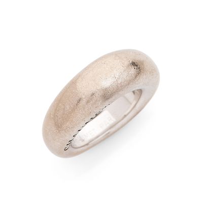 une image représentant une bague en argent sur fond blanc