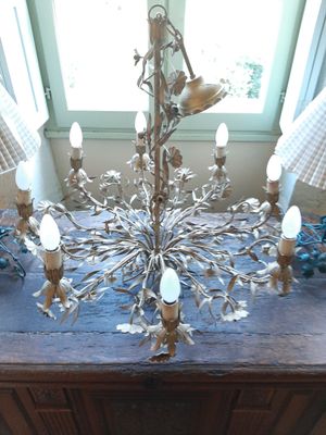 un lustre posé sur une table dans une pièce