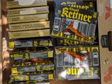 une boîte contenant différents types de ciseaux