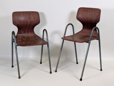 deux chaises en bois aux pieds métalliques, placées l'une à côté de l'autre