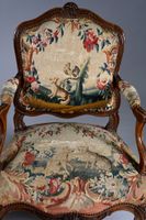 Paire de fauteuils en noyer mouluré et sculpté de fleurettes… (photo 2)
