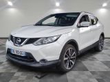 le suv blanc de nissan est garé sur un carrelage en damier