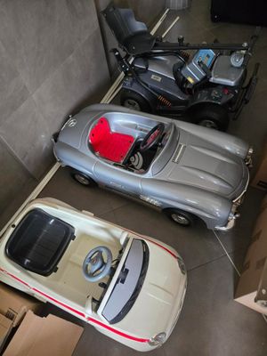 deux voitures garées l'une à côté de l'autre dans un garage