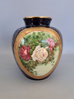 Limoges Vase de forme ovoïde à décor de roses sur fond bleu,…