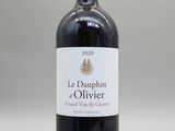 une bouteille de vin posée sur une table blanche