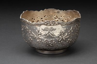 bol en argent orné d'un motif floral sur fond noir