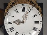 une horloge avec des chiffres romains sur le cadran