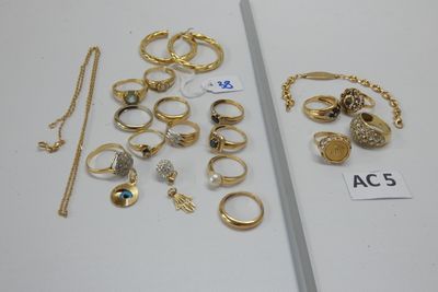 beaucoup de bagues et de bracelets en or sur la table