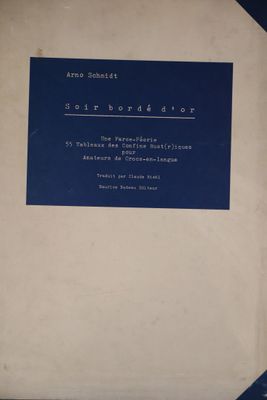 un vieux livre à la couverture bleue posé sur une table