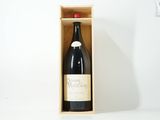 une bouteille de vin dans un coffret en bois sur une table