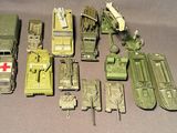 beaucoup de véhicules militaires miniatures et d'autres véhicules posés sur une table