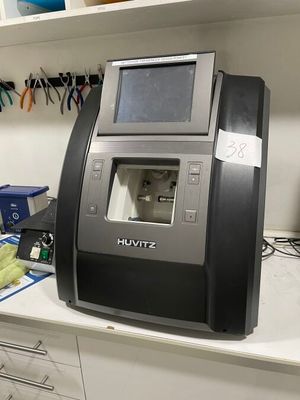 une machine posée sur un comptoir