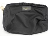 le petit sac noir est posé sur une surface blanche