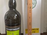 une bouteille d'alcool posée à côté d'une règle sur une table