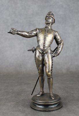 statue en bronze représentant un homme muni d'une épée et portant un chapeau, posée sur un socle